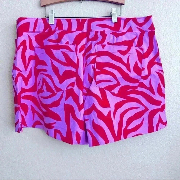 Spanx On The Go Print 4 Inch Shorts - Picture 3 of 6